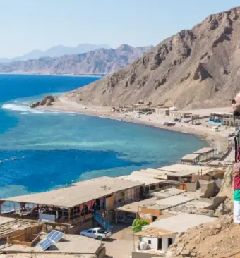 un uomo al blue hole al mar rosso