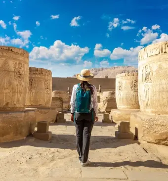 una ragazza al tempio di madinet habu