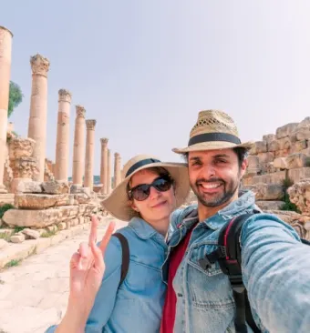 una coppia davanti le magnifiche rovine di Jerash, Jerash Giordania
