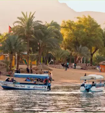 turisti in barche a golfo di aqaba, golfo di aqaba