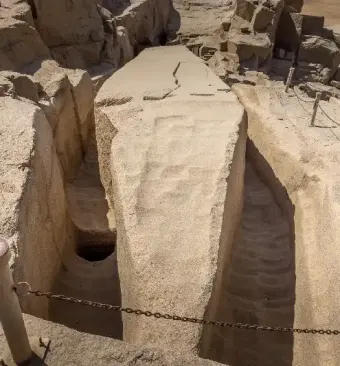 una foto dell'obelisco di assuan , obelisco incompiuto