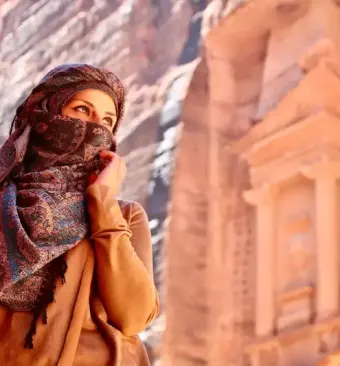una donna turista nel wadi musa in giordania, wadi musa