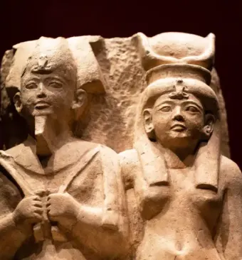 la statua di iside e osiride, iside e osiride