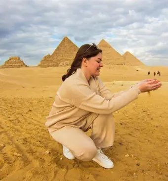 temperature egitto dicembre, ragazza davanti alle piramidi