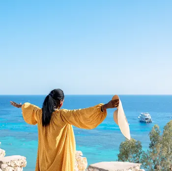 Spiagge In Egitto, una donna davanti al mare