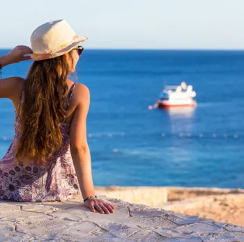 Cose da fare a Sharm el Sheikh, una ragazza si siede davanti al mare