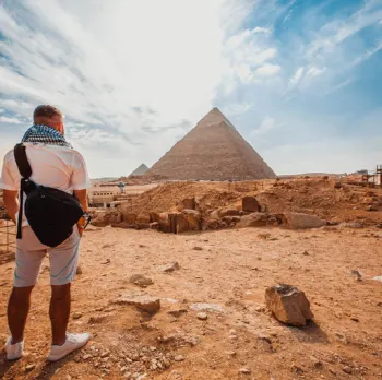 una ragazza alle piramidi, andare in Egitto