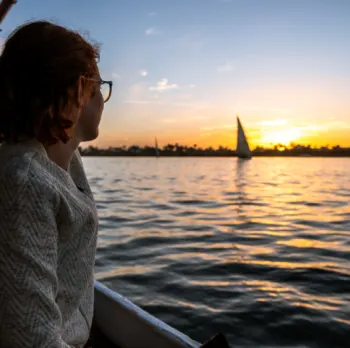 Crociera sul Nilo periodo migliore, una donna a bordo della crociera