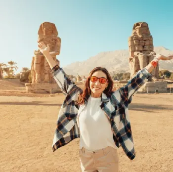 Colossi di memnone, una denna davanti ai colossi memnone