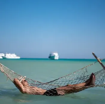 egitto dove andare al mare, un uomo al mar rosso