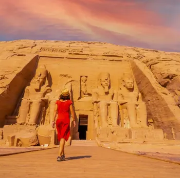 una ragazza al tempio di abu simbel, clima  in egitto a dicembre