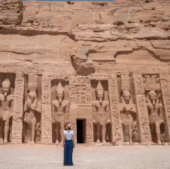 Faraone egiziano nomi, Una donna davanti ad Abu simble