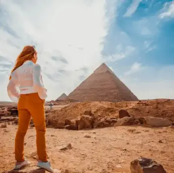 una donna turista nelle piramidi in Egitto , Egitto a febbraio