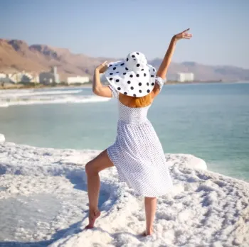 Giordania cosa visitare, una donna indossa un vestito bianco al mare