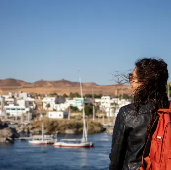 Crociera Sul Nilo Consigli, una donna a bordo della crociera e tieni una borsa rossa