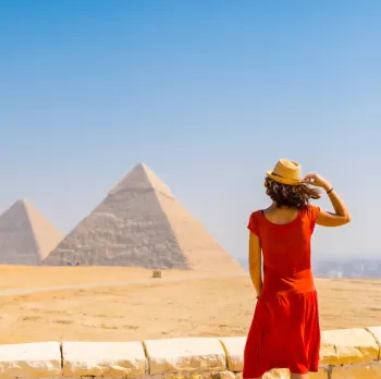 una donna si trova alle piramidi, per andare in egitto serve il passaporto?