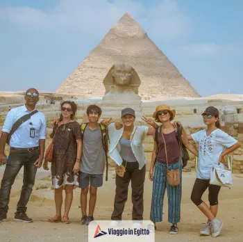un gruppo alle piramidi, cosa vedere in egitto in 7 giorni