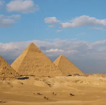 una donna davanti alle piramidi, egitto a novembre