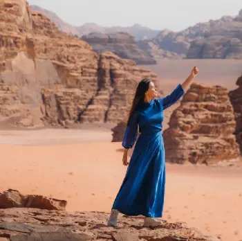 donna in blu nel deserto del wadi rum, cosa si mangia in giordania