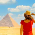 Escursione al Cairo da Luxor in Aereo, una donna a Luxor