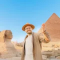 pacchetto vacanze egitto, un uomo visita le piramidi
