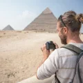 Uomo nelle PIramidi di Giza, viaggio di lusso in egitto