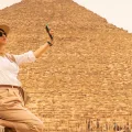 una donna davanti le piramidi, tour cairo e luxor
