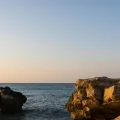 donna in piedi sulla spiaggia di marsa matrouh, crociera sul nilo più mare