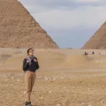una donna davanti alle piramidi, viaggio organizzato egitto lusso