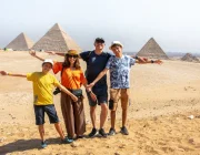 turisti davanti alle piramidi di giza, cosa vedere in egitto in 5 giorni