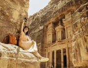 una bella ragazza davanti petra, giordania cosa vedere.