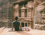 un uomo a petra, cose da vedere in giordania