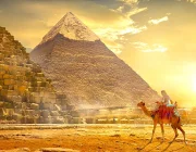 Un uomo cavalla un cammello davanti alla piramide