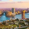 Panorama del paisaje urbano de El Cairo tomado durante la puesta de sol desde la famosa Torre de El Cairo, El Cairo, Egipto.