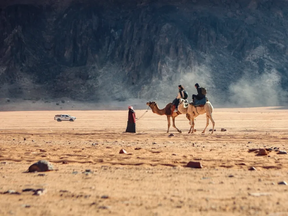 Escursione in cammello nel deserto del Wadi Rum