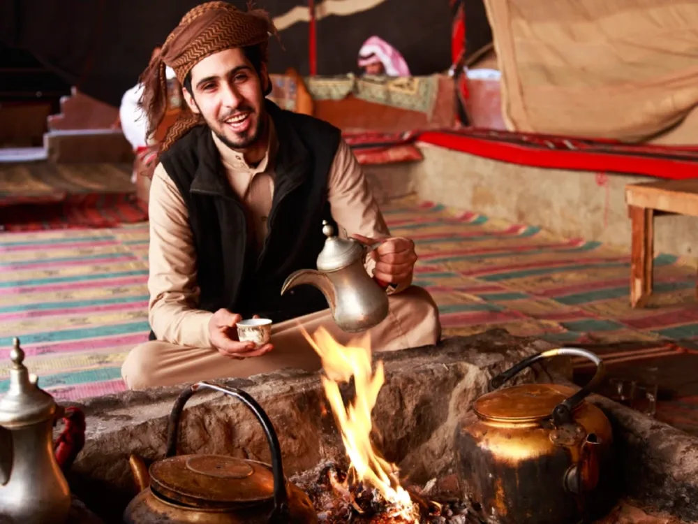 Beduino prepara il tè in un campo del Wadi Rum