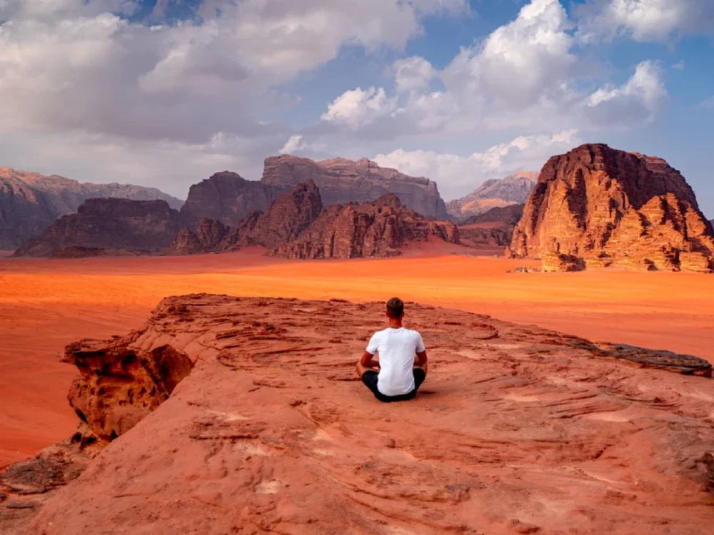 Viaggiatore ammira le montagne del Wadi Rum
