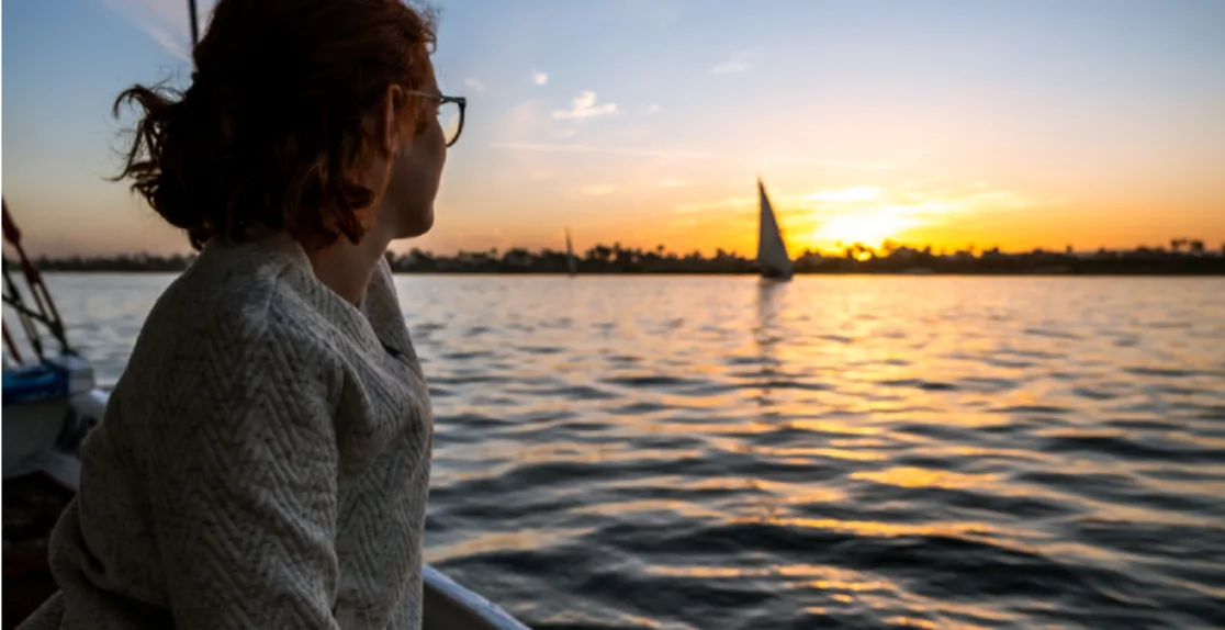 Crociera sul Nilo periodo migliore, una donna a bordo della crociera