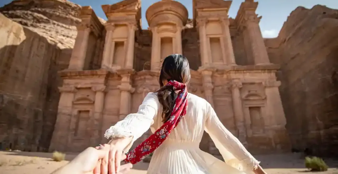 una ragazza a petra, temperature giordania dicembre