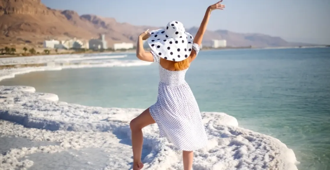 Giordania cosa visitare, una donna indossa un vestito bianco al mare