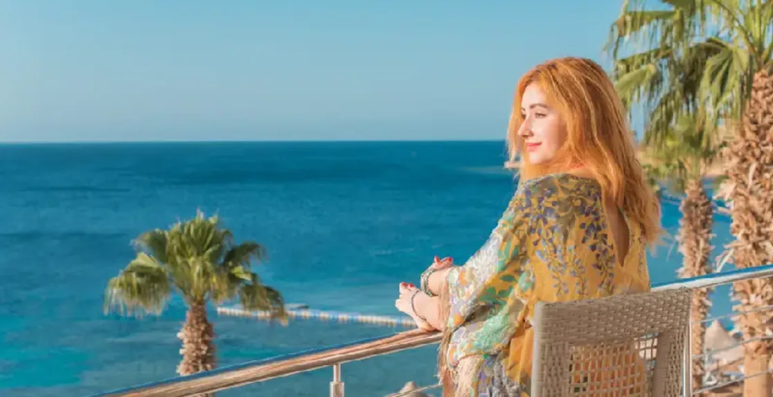 una ragazza al mare, sharm el sheikh o marsa alam