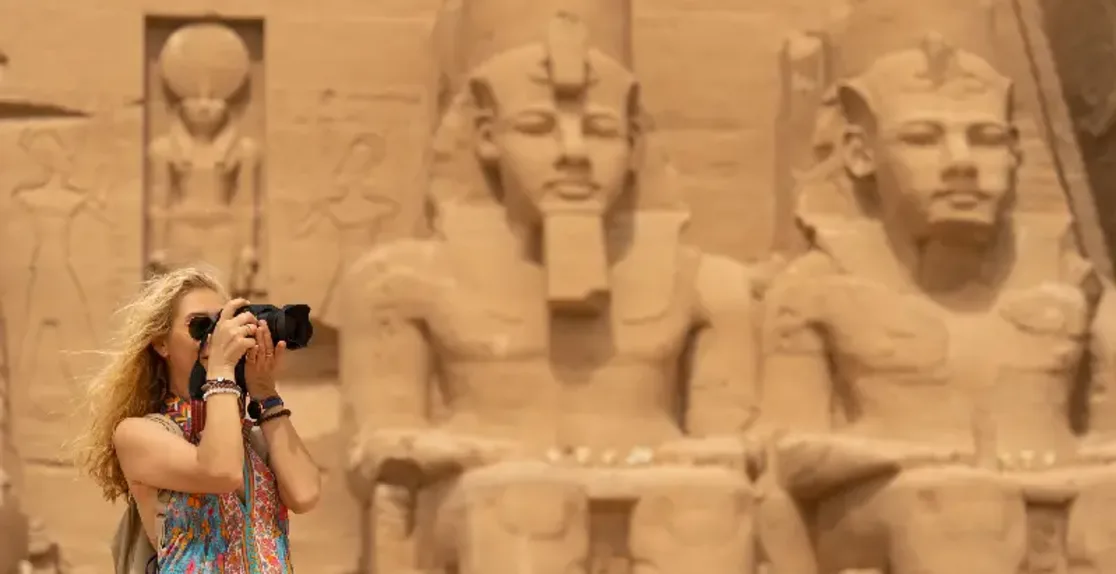 come organizzare un viaggio in egitto, una ragazza visita il tempio di abu simbel