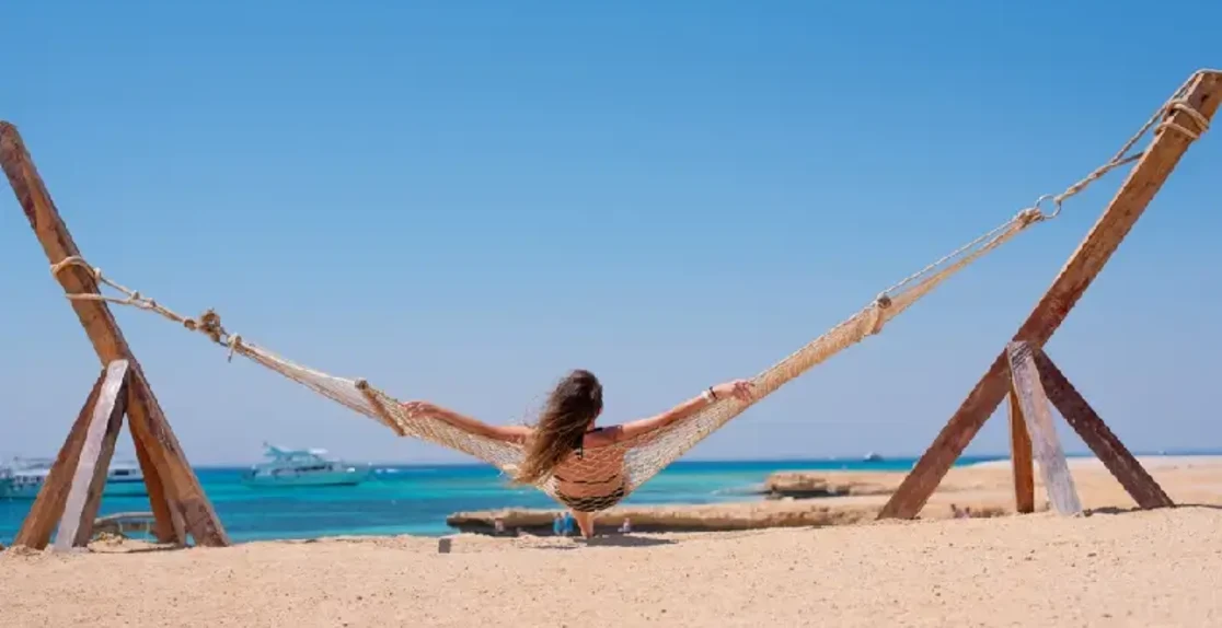 Hurghada o sharm , una donna al mare