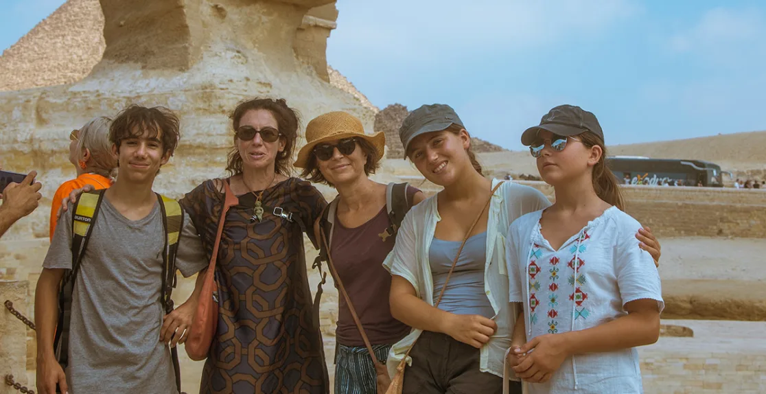 un gruppo di turisti davanti alla sfinge a giza, cosa vedere al cairo in 4 giorni