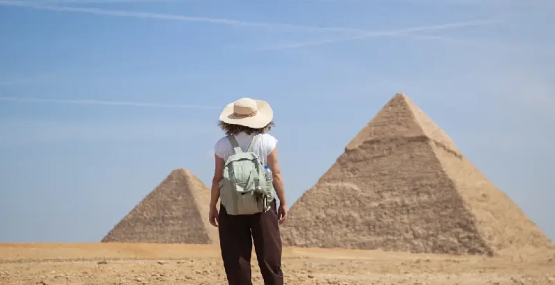 Come Sono State Costruite Le Piramidi, una donna davanti alle piramidi