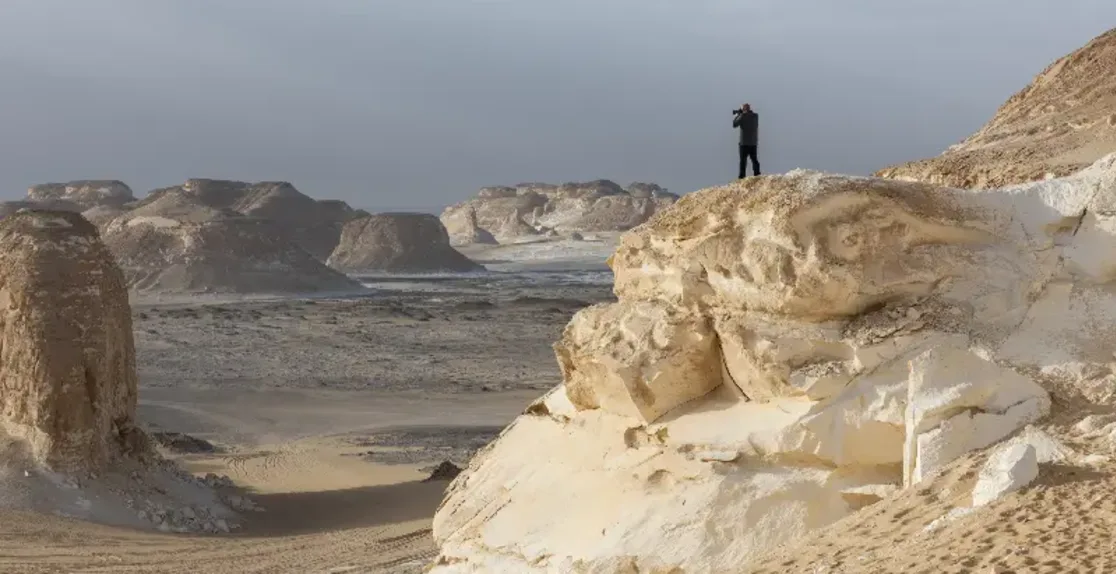 un uomo al deserto bianco, deserti egiziani