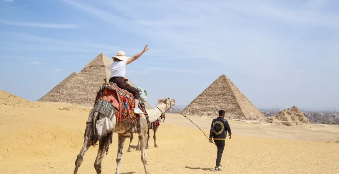 Il cairo cosa vedere, un gruppo di turisti alle piramidi