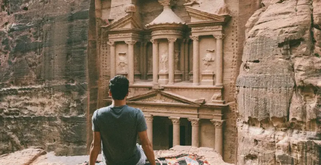 un uomo a petra, cose da vedere in giordania