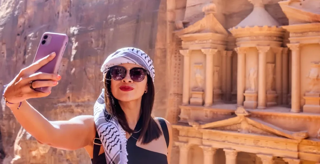 turista scatta un selfie davanti ai paesaggi della giordania, quanto costa un viaggio in giordania