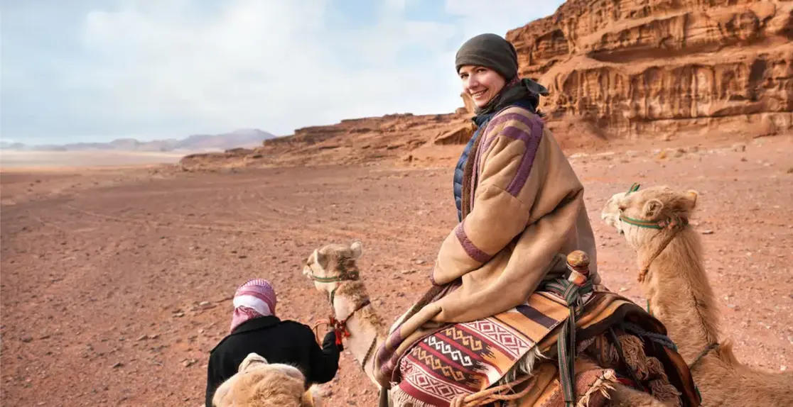 Deserto Wadi Rum, una donna al deserto di Wadi Rum